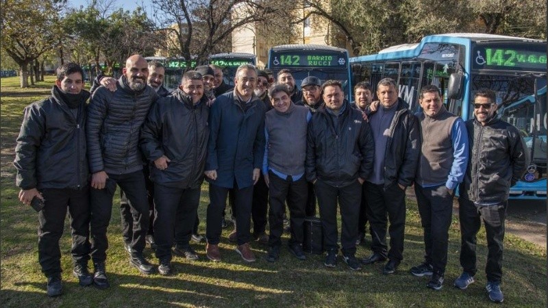 El intendente junto a los choferes, en la presentación de las nuevas unidades.