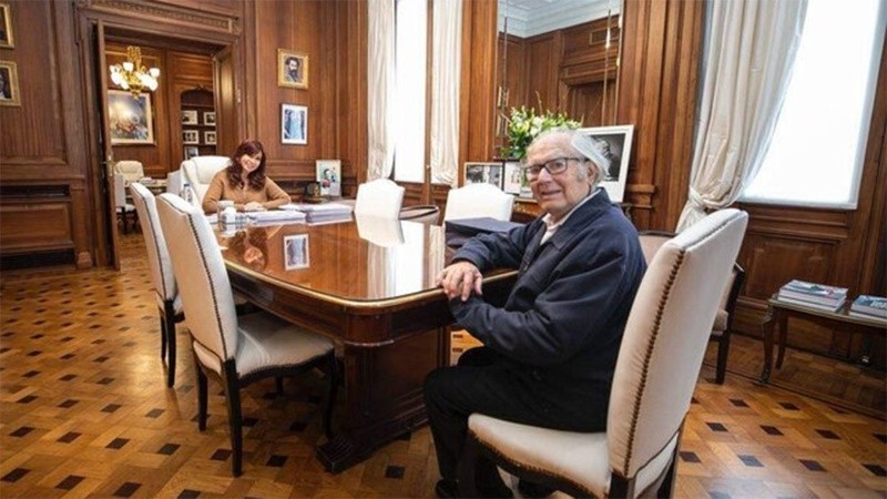 La foto ilustra la reunión que mantuvieron en 2022, en el despacho del Senador.