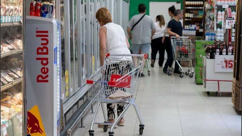 La inflación de alimentos es menor, pero aún se llevan gran parte de los ingresos de los argentinos.