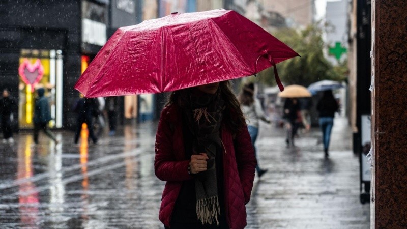 La amenaza de lluvia persistirá durante la mañana.