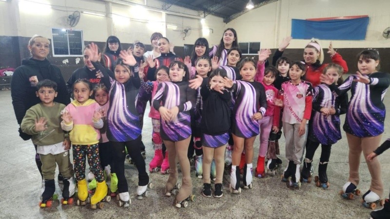 Un grupo de niñas que patinan en un club de Empalme Graneros está recaudando fondos para competir en el Sudamericano.