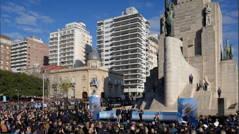 El presidente Javier Milei en el acto por el Día de la Bandera en 2024, realizado en la proa del Monumento.