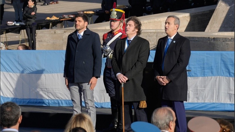 Postal del 20 de Junio pasado, con el presidente, el gobernador y el intendente juntos en el Monumento.