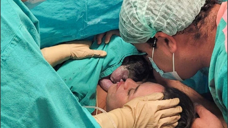 Intervinieron 25 profesionales en cirugía prenatal, junto a 21 más que formaron parte de la cesárea.