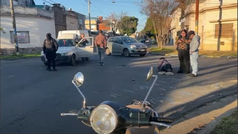El menor quedó en el cruce de calles con una lesión en una de sus piernas tras el choque.