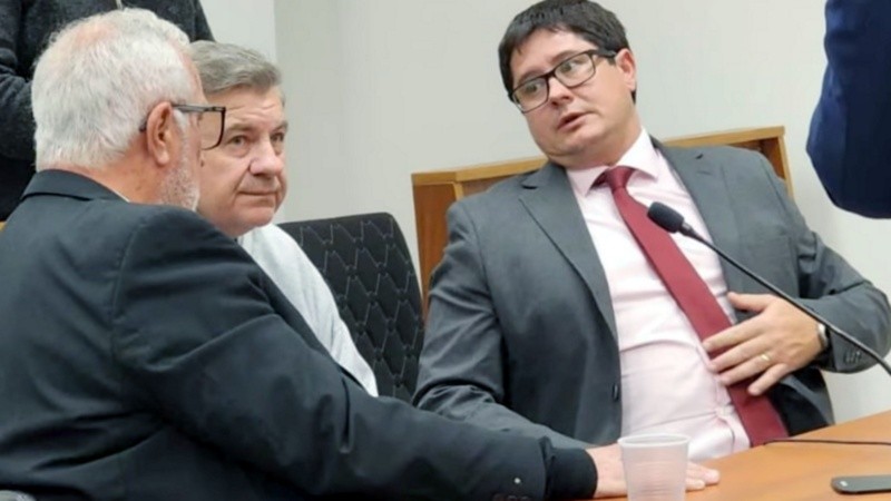 Ulrich, en el medio, logró salir en libertad tras haber matado al policía.