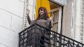 Luego de la autorización de la Justicia, Cristina Kirchner volvió a saludar desde el balcón a la militancia