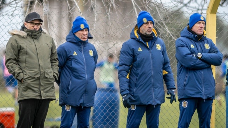 Belloso, Holan, Fernández y Lussenhoff, mirando trabajar al plantel.