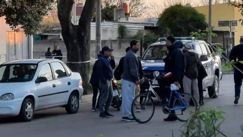 Gusella, en el medio, finge sorpresa por el asesinato de su esposa.