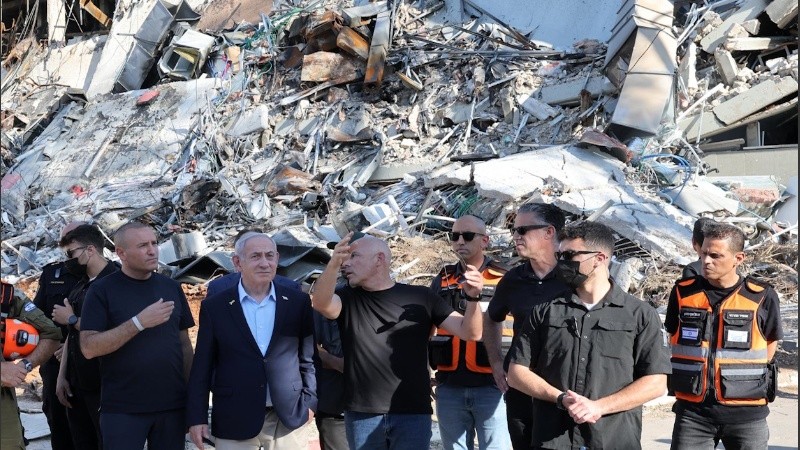 El primer ministro israelí, Benjamin Netanyahu, visita el Instituto de Ciencias Weizmann, que fue alcanzado por misiles iraníes en la ciudad central de Rehovot, Israel, el 20 de junio de 2025.