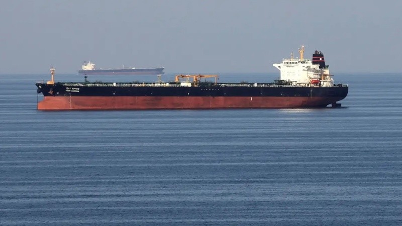 Por el Estrecho de Ormuz pasa alrededor del 20% de la demanda global de petróleo y gas.