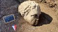 Video: hallaron una cabeza de mármol gigante en el centro de Roma y nadie sabe a quién representa