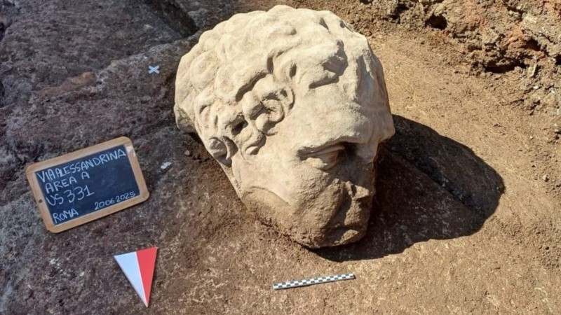 Según las primeras hipótesis, la pieza podría estar vinculada a la Porticus Trisigmentata.