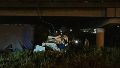 Camión cayó desde un puente sin luz en Circunvalación: tenso rescate del conductor herido