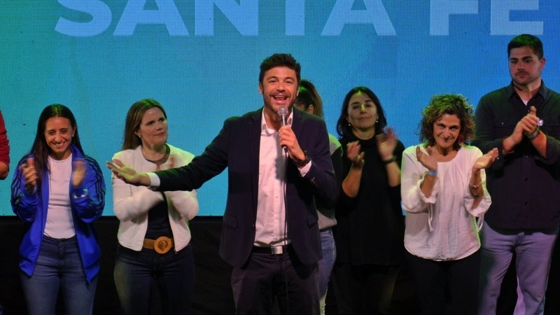El festejo de Juan Monteverde y los candidatos de Más para Santa Fe.