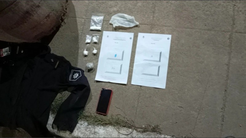 El uniforme del subcomisario, desplegado junto con la droga incautada.