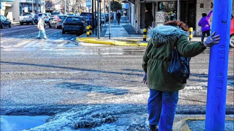 Calles y cañerías congeladas en Neuquén.