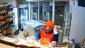 Video: entró a un minimarket, exigió plata para no “ametrallar” el local y después lo entregó la madre