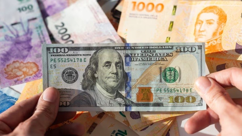 Analistas consultados por el Banco Central ajustaron al alza sus proyecciones de suba del dólar.