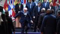 El presidente de Brasil, Lula da Silva, baja de la tarima durante la cumbre de Mercosur este jueves, en Buenos Aires .
