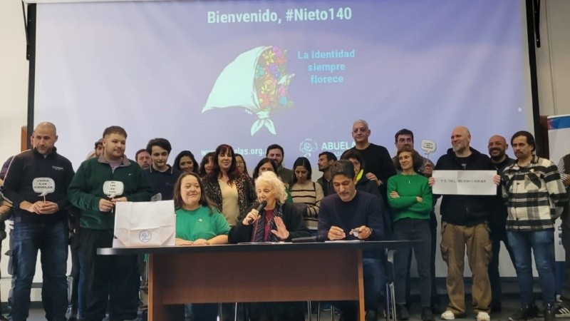 La hermana del nieto recuperado, Adriana, relató junto a Estela de Carlotto sobre su encuentro con él.