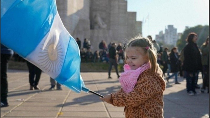Día de la Independencia: nubes, algo de sol y una bandera.
