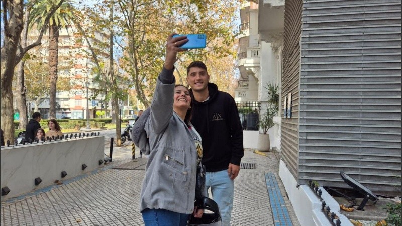 El delantero Alejo Véliz está en el país y se declaró 