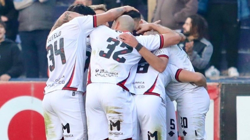 El abrazo de los jugadores rojinegros tras el triunfo en Mendoza.