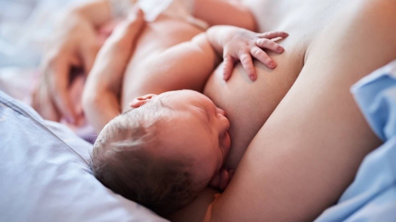 La lactancia materna también tiene implicaciones duraderas en la salud intestinal de los niños a largo plazo.