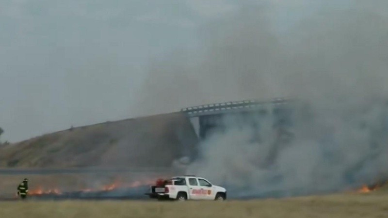  Un importante incendio de pastizales se desató hoy al costado de la autopista Rosario-Córdoba, a la altura de Wilde.