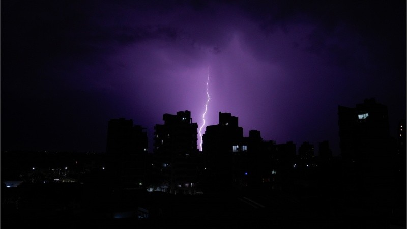 Imagen de archivo de una tormenta eléctrica sobre Rosario.