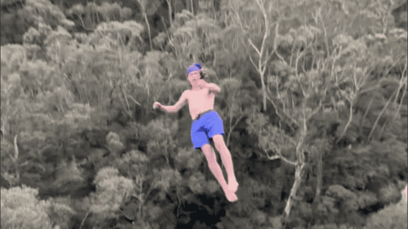 El clavado mortal es un deporte extremo en el que se salta desde grandes alturas hacia el agua.