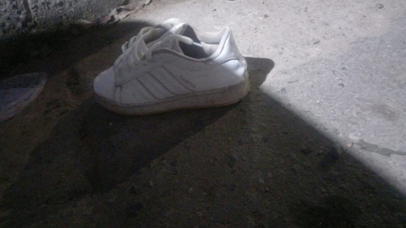 El agresor perdió una zapatilla en la escena del crimen.