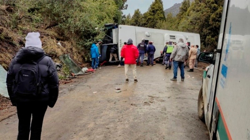 Se cree que el vuelco se habría producido por la presencia de barro y hielo sobre la calzada.