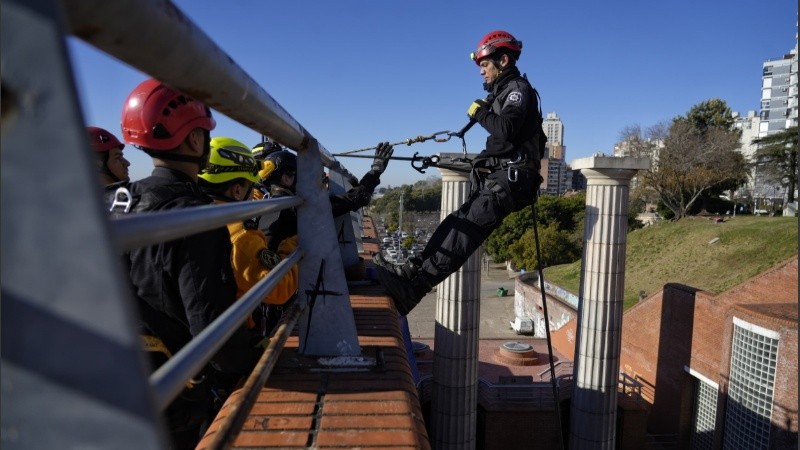 Integrantes del grupo especial de Rescate Zapadores (Gerz) llevaron adelante ejercicios diversos de entrenamiento en la explanada del espacio público de cara al río.