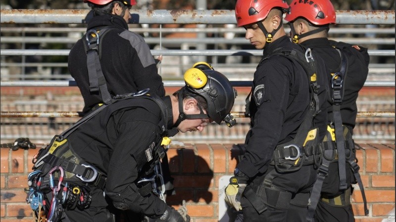 Integrantes del grupo especial de Rescate Zapadores (Gerz) llevaron adelante ejercicios diversos de entrenamiento en la explanada del espacio público de cara al río.