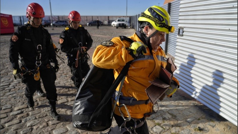 Integrantes del grupo especial de Rescate Zapadores (Gerz) llevaron adelante ejercicios diversos de entrenamiento en la explanada del espacio público de cara al río.