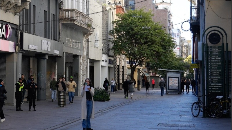 Los comercios de la peatonal Córdoba no venden como en otras épocas.