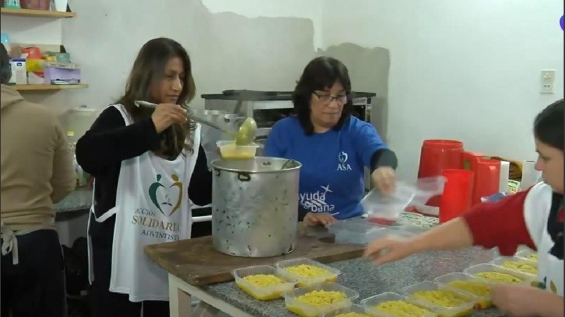 Miriam y un numeroso grupo de colaboradores cocinan y reparten viandas en zona sur.