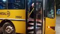 A los golpes, rompió la puerta de un colectivo en zona sur