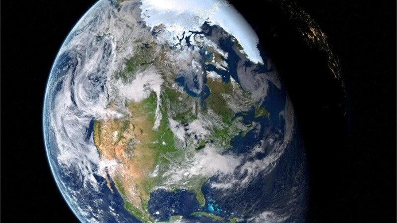 A medida que la Luna se aleja de la Tierra, va absorbiendo parte de su energía rotacional, lo que contribuye a este proceso.