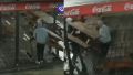 Video: así arrancan y roban bancos de madera atornillados al deck de un bar en La Florida