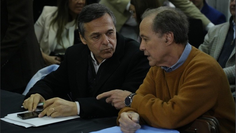 Diego Giuliano junto a Rubén Giustiniani, integrantes de la comisión de Régimen Municipal.