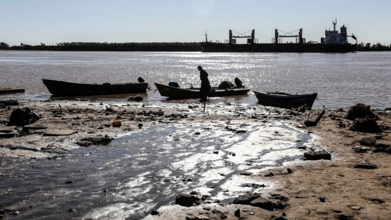 La persistencia de la bajante implica menos lagunas, peces y pescadores; un escenario que se agrava.