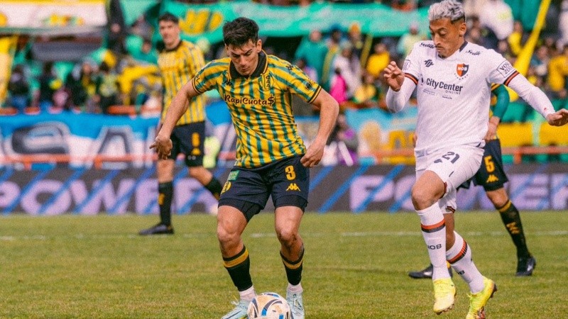 Herrera presiona la salida del local en una jugada del primer tiempo.