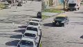 Imágenes del taxi acercándose al perro y luego, siguiendo de largo.