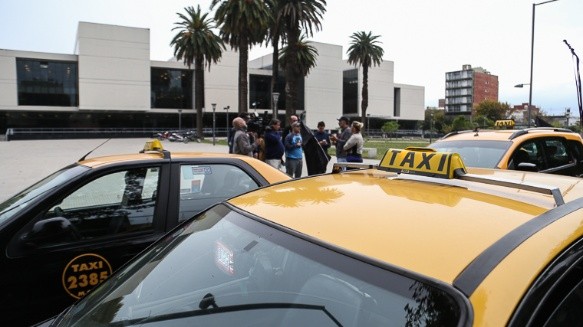Un grupo de taxistas en el Centro de Justicia Penal. (Alan Monzón/Rosario3.com)