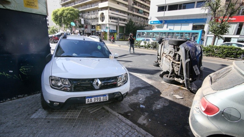 Así quedaron los vehículos en Pellegrini y Corrientes. (Alan Monzón/Rosario3) Así quedaron los vehículos en Pellegrini y Corrientes. (Alan Monzón/Rosario3)