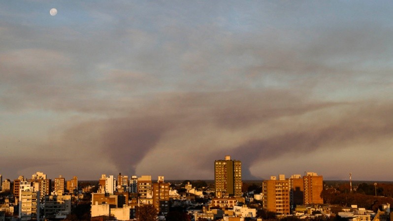 Dos enormes columnas de humo se podían ver este miércoles por la tarde desde Rosario. (Foto: Alan Monzón/Rosario3)