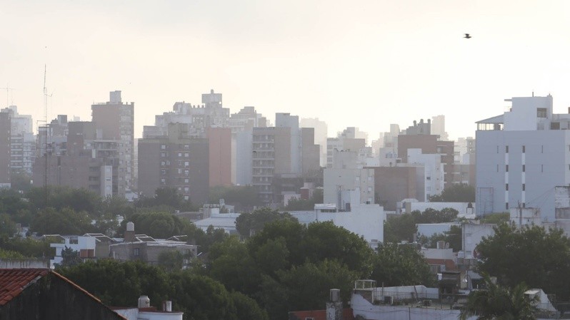 El humo sobre Rosario este martes por la mañana. (Alan Monzón/Rosario3))
